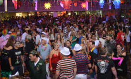 Pessoas dançando durante o carnaval do Clube juventus