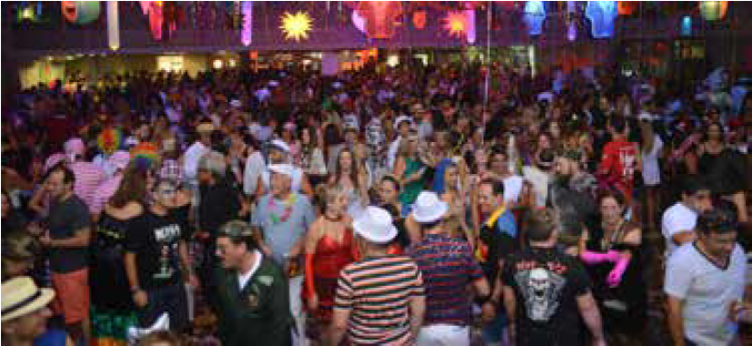 Pessoas dançando durante o carnaval do Clube juventus